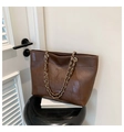 Vue détaillée du sac cabas en cuir patchwork marron avec bandoulières en chaîne dorée - Marron