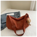Détail du sac demi-lune en nylon orange avec patch FASHION et pendentif en peluche - Orange Avec Pendentif