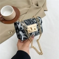 Mini bolso bandolera con estampado de cebra, cadena dorada y hebilla de metal - Negro