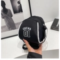 Dettaglio della mini borsa rotonda in tessuto nero con stampa CHINA 01 bianca e bordi - Nero