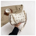 Vintage-Schultertasche mit Monogramm-Print, Goldkette und cremefarbenem Lederbesatz - Weiß
