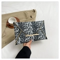 Schicke Baumwoll-Clutch mit Leopardenmuster, Goldbeschlägen und Druckknopfverschluss - Grau