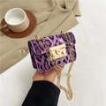 Mini bolso de cadena con estampado de leopardo morado y hebilla de metal dorado - Morado