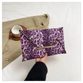 Modische lila Clutch mit Leopardenmuster, Gold-Verschluss und V-förmiger Klappe aus Baumwolle - Lila