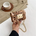 Minibolso bandolera con estampado de leopardo, cadena dorada y cierre metálico cuadrado - Amarillo