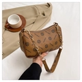 Braune Vintage Schultertasche mit Karomuster Goldkette und floralem Buchstabenaufdruck - Gelbbraun
