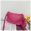 Détail du sac bandoulière rose vif avec petit porte-monnaie et chaîne argentée - Rose rouge