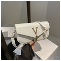 Dettaglio della borsa in pelle bianca con hardware a V dorato ed eleganti frange pendenti - Bianco