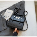 Mochila cuadrada de cuero negro para mujer con elegante hebilla de mariposa plateada - Negro