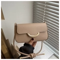 Détail du mini sac beige avec boucle dorée semi-circulaire et bandoulière en corde - Kaki