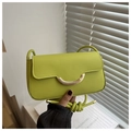 Détail du sac à bandoulière en cuir vert citron avec boucle en métal doré demi-lune - Vert