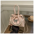 Détail du sac seau en satin rose avec motif papillon et chaîne de perles élégante - Rose