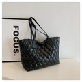 Bolso tote acolchado negro minimalista con acabado brillante y rombos cosidos - Negro