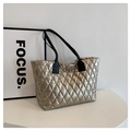 Primer plano del bolso tote acolchado oro champán con texturas de costura de diamante - Dorado