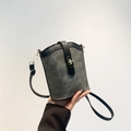 Bolso cubo Maillard en tela mate gris con correas de cuero negro y cierre giratorio de oro - gris oscuro