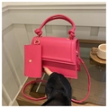 Détail du sac à main carré rose fuchsia avec poignée nouée et mini pochette assortie - rose vif