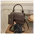 Détail du sac à bandoulière en cuir marron foncé avec poignée à nœud et mini pochette - Marron