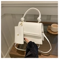Vue détaillée de l'ensemble sac blanc avec poignée nouée et mini pochette assortie - Blanc