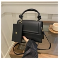 Détail d'un sac à main noir structuré avec poignée nouée et mini pochette amovible - Noir