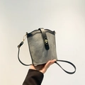 Bolso cubo gris y negro con cierre dorado y textura de ante para mujer - Gris claro