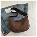 Détail du sac hobo en velours côtelé à motif fraises et large bandoulière réglable - Marron
