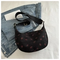 Détail du sac croissant en velours côtelé à motif fraises et large bandoulière réglable - Noir