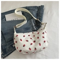 Détail du sac fraise en velours côtelé blanc avec bandoulière sur veste en denim - Blanc