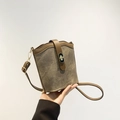 Bolso tipo cubo retro marrón con textura de lona y cierre de giro dorado ovalado - Marrón