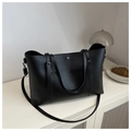 Dettaglio della borsa tote in pelle PU nera con finiture argentate e tasca - Nero