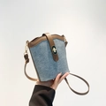 Bolso cubo de fieltro azul con ribete de cuero marrón y hebilla metálica ajustable - Azul