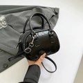 Glänzende schwarze Mini-Boston-Tasche mit Doppelgriffen und verstellbarem Riemen im Detail - Schwarz