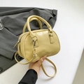 Schicke cremegelbe Boston-Handtasche mit Litschi-Textur und silbernen Beschlägen - Gelb