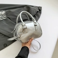 Minimalistische silberne Bowling-Handtasche mit Textur und verstellbarem Schultergurt - Silber