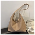 Detail der gewebten Textur und hochwertigem PU-Leder-Finish an einer Vintage-Tasche - Khaki