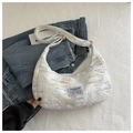 Borsa hobo trapuntata bianca con ricami colorati e tracolla larga in stile casual - Stile di base / Bianco