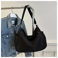 Makroaufnahme einer großen schwarzen Hobo-Tasche aus Canvas mit breitem Schultergurt - Schwarz