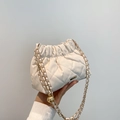 Beigefarbene gesteppte PU Beuteltasche mit goldener Kette und Kordelzug - Weiß