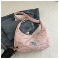 Borsa a spalla rosa in tessuto a bolle con ricamo a onde e tracolla regolabile - Stile di base / Rosa