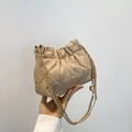 Gesteppte beige PU-Leder Beuteltasche mit Goldkette und Kugeldetail für Damen - Khaki