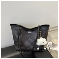 Détail du sac cabas matelassé gris avec logo métallique et pendentif nuage en peluche - Avec Pendentif Nuage / Noir