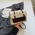 Bolso bandolera retro bicolor en crema y marrón oscuro con detalle de mariposa metálica - Blanco y Café
