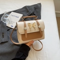 Bolso bandolera bicolor beige y marrón con elegante cierre de mariposa dorado - Blanco & Caqui
