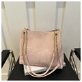 Detailopname van roze shopper met FASHION-reliëf en textuur met kreukeleffect - Roze