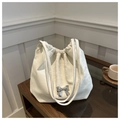 Elegante borsa a secchiello in pelle PU crema con fiocco argento e chiusura a coulisse - Bianco