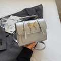 Bolso bandolera plateado metalizado con hebilla de mariposa dorada y asa - Plateado