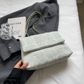 Borsa a patta intrecciata verde pallido con tracolla a catena dorata - Verde