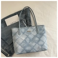 Sac cabas matelassé géométrique bleu clair avec fine bandoulière et plaque logo - Sans pendentif / Bleu