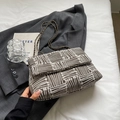 Borsa a tracolla da donna con trama geometrica marrone e bianca e catena in pelle - Marrone