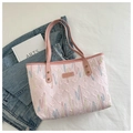 Borsa tote trapuntata rosa con ricamo a onde su tessuto denim e un libro bianco - Tipo standard / Rosa