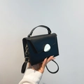 Borsa a tracolla nera a forma quadrata con finitura liscia e fibbia metallica - Nero